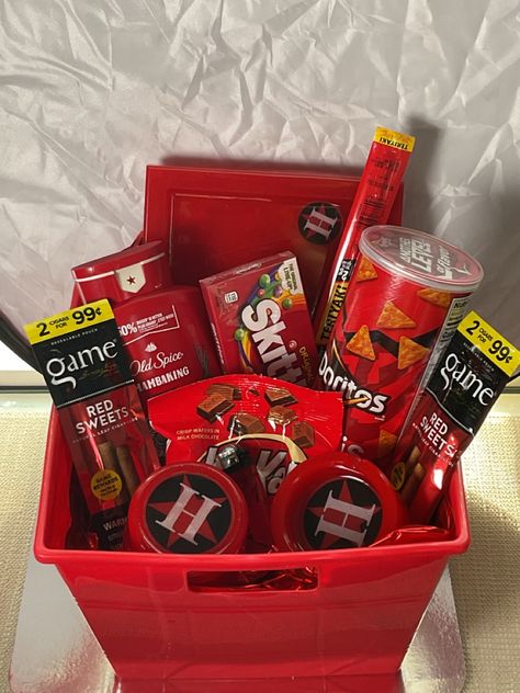 All Red Gift Basket For Him, Red Candy Basket Ideas, Red Valentines Basket For Him, Small Red Gifts, Red Color Gift Baskets, Red Party Tray Ideas, Red Gift Basket For Boyfriend, Red Christmas Basket Gift Ideas, Red Color Theme Party Basket