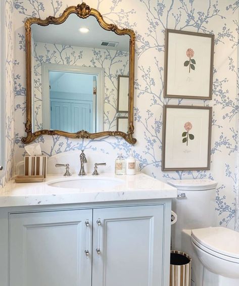 Schumacher Houston on Instagram: “Powered baths & powder blues 💙 @boxwoodinteriors ft Twiggy Paperweave #schustagram #schumacher1889 #makeyourmark” Blue Sink Bathroom, Powder Blue Bathroom, Wallpapered Bathroom, Bathroom Wallpapers, House Of Turquoise, Casa Vintage, Ideas Hogar, Guest Bathrooms, Half Bathroom