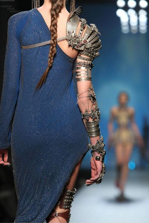 Female Medieval Armor inspired fashion Cyberpunk Hair, Futuristic Accessories, Steampunk Mode, Moda Steampunk, Haute Couture Style, Visual Balance, Mode Steampunk, Medieval Armor, Futuristic Fashion