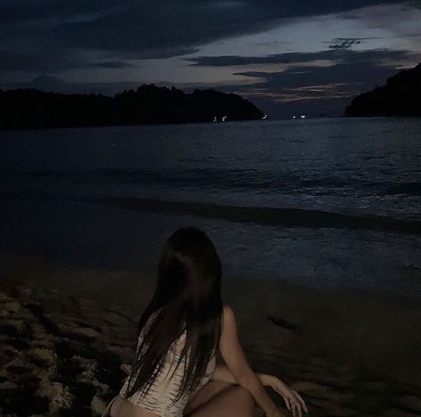 Dark Beach, Anak Haiwan, Ocean Girl, Beach Night, Photographie Inspo, Night Vibes, Trik Fotografi, Foto Ideas Instagram, Beach Poses