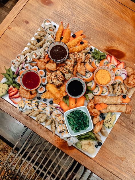 Sushi Grazing board — variety sushi rolls, wontons, egg rolls, tempura shrimp, coconut shrimp, edamame, fruit, seaweed salad Charcuterie Board Themes, Sushi Dinner Party, Board Themes, Charcuterie Party, Sushi Dinner, Board Party, Sushi Platter, Sushi Party, Grazing Board