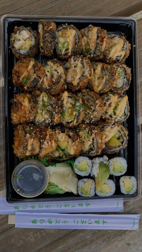 Crunchy Roll Sushi, Cooked Sushi, Sushi Aesthetic, Sushi Box, Food Babe, Food Therapy, Healthy Food Motivation, Yummy Comfort Food, Food Recepie