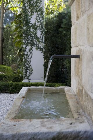 More trough fountain ideas Courtyard Fountain, Yard Fountain, French Garden Decor, Taman Air, European Garden, Stone Fountains, Water Features In The Garden, Garden Fountain, Mediterranean Garden