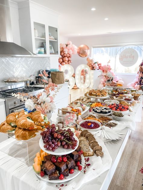 Birthday Table Ideas For Adults, 30th House Party Decor, Home 30th Birthday Party, 30th Birthday Ideas At Home, 30th Birthday Home Decor, 35th Birthday Brunch Ideas, Home Birthday Brunch Ideas, Birthday Brunch Ideas For Women At Home, 30 Diy Birthday