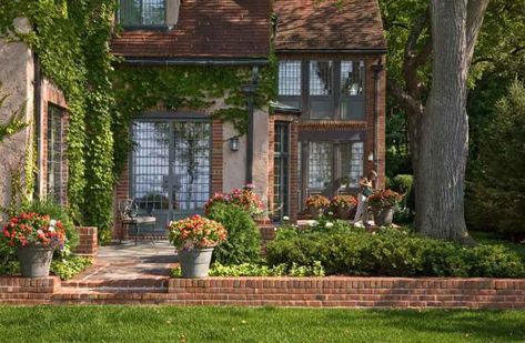 Climbing Plants Giving Unique Character to Exterior Walls and Door Decoration Easy Landscaping, Tudor House, Brick Patios, Traditional Landscape, Cool Landscapes, Ideas Pictures, Style At Home, Paint Colors For Home, Own Home