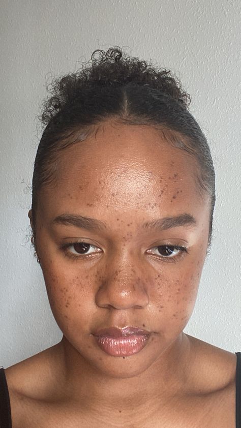 Beauty Marks On Face Makeup, Faux Freckles Makeup Black Women, Freckles Black Women, Freckles On Black Women, Beauty Marks On Face, Fall Esthetics, Dark Skin Freckles, Freckles On Dark Skin, Natural Makeup Looks Tutorial