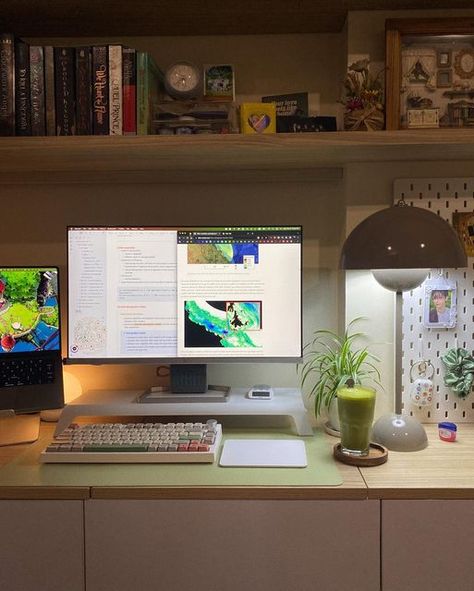 Over Desk Organization, Narrow Desk Setup, College Desk Setup Aesthetic, Desk Setup College, Desk Asethic, Uni Desk Setup, University Desk Setup, Desk Setup Bedroom, Student Desk Setup