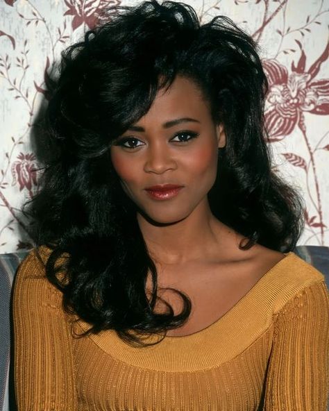 #1 Source for Black Women! on Instagram: "Robin Givens at NATO-ShoWest Convention (1991)." Young Hairstyles, Black 80s Fashion, 80s Beauty, Robin Givens, 80s Makeup, 80s Hair, Vintage Black Glamour, Black Hollywood, Makeup For Black Women