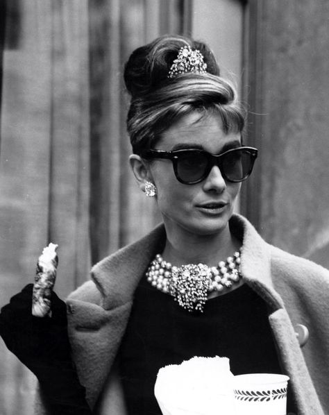 What Sunglasses is Audrey Hepburn Wearing in Breakfast at Tiffany's? - Sunglasses and Style Blog - ShadesDaddy.com Audrey Hepburn Outfit, Jane Russell, Moda Chanel, Holly Golightly, Audrey Hepburn Style, Gene Kelly, Mae West, Breakfast At Tiffany's, Hepburn Style