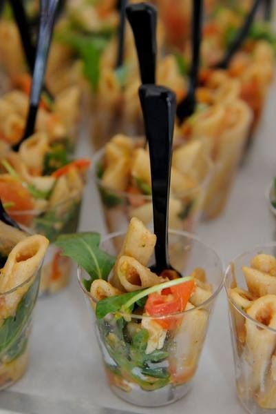 Pasta In A Cup Appetizer, Individual Pasta Cups, Pasta Cups Party, Individual Wedding Appetizers, Mini Pasta Cups, Pasta Appetizers Parties Food, Pasta Salad Cups For Party, Pasta Party Buffet, Elegant Wedding Buffet Ideas