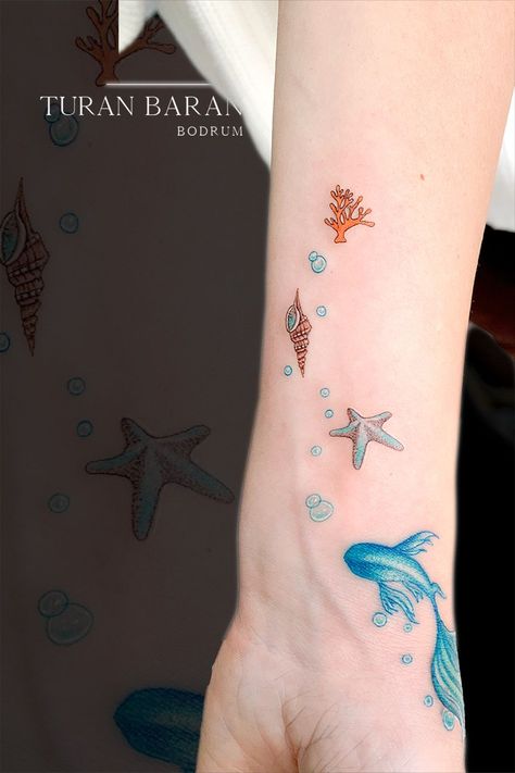 Sea Tiny Tattoo, Seashell Tattoo Color, Cute Sea Tattoos, Tattoo Minimal Color, Minimal Color Tattoo, Shell Tattoos For Women, Sea Shell Tattoos, Sea Star Tattoo, Star Fish Tattoo