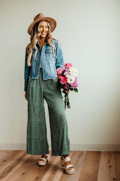 Spring Outfit Business Casual, Casual Summer Outfits For Work Offices, Trendy Middle Aged Women Outfits, Relaxed Pants Women Outfit, Teacher Spring Outfits 2024, Green Modest Outfit, Wide Leg Green Pants Outfit, Preppy Boho Outfits, Mid Size Teacher Outfits