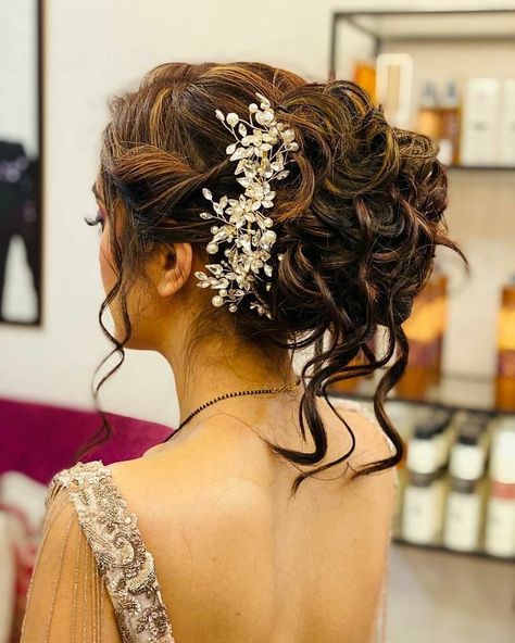 Girls Party Hairstyles, Bridal Hairstyle Ideas, Reception Hairstyles, Ideas For Parties, Hairstyles For Gowns, Messy Curly Bun, Bridal Hairstyle Indian Wedding, Hair Style On Saree, High Bun Hairstyles