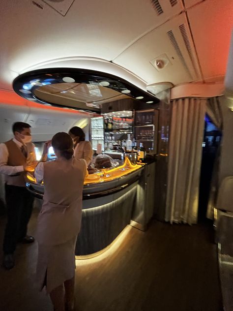 Emirates first class lounge bar First Class Emirates, Emirates First Class Luxury, Emirates Airline First Class Luxury, First Class Plane, Emirates Business Class Seats, Emirates Business Class 777, Paris Vibe, First Class Lounge, Buissness Class Emirates