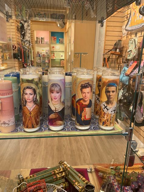 Taylor Swift, Harry Styles, and any of yours or your besties favorite artist would be so funny on a worship candle. These would make for an easy funny gift. Dollar tree has these candles! Harry Styles Gifts Ideas, Harry Styles Gift Ideas Diy, Taylor Swift Diy Gifts, Taylor Swift Gift Ideas Diy, Harry Styles Gift Ideas, Taylor Swift Gift Ideas, Taylor Swift House, Taylor Swift Harry Styles, Funny Diy Gifts