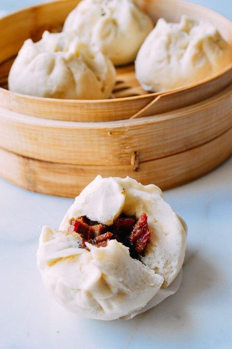 Bbq Pork Buns Recipe, Char Siu Bao Recipe, Bbq Pork Buns, Bao Recipe, Steam Buns Recipe, Char Siu Bao, Pork Apple, Chinese Roast Pork, Siu Bao