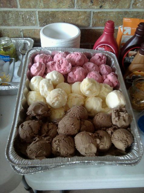 What a great time saver!  Pre-scooped ice cream in a pan sitting in another pan of dry ice. Sundae Party, Party Food Bar, Ice Cream Sundae Bar, Sundae Bar, Ice Cream Birthday Party, Ice Cream Theme, Food Bar, Ice Cream Social, Dry Ice