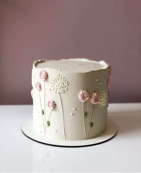 Different Cake Ideas Unique, Cakes For Work, Floral Cake Decorating Ideas, Simple Female Birthday Cake, Wild Flowers Cake, Winter Cake Birthday, Simple Cake Ideas Birthday, Women Birthday Cake Ideas, Floral Birthday Cake For Women