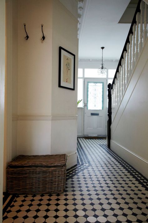 Small checkered tile floor foyer design Mudroom Tile, Lambriseringen Gang, Hall Tiles, Entryway Tile, Foyer Flooring, Entry Tile, Entryway Flooring, Hall Flooring, Tiled Hallway