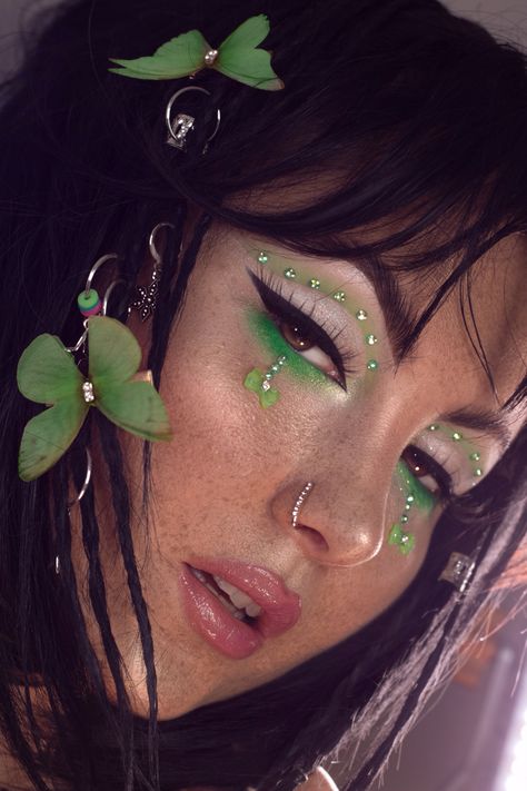 Neon green makeup Rave Green Makeup, Emerald Green Rave Outfit, Crazy Green Makeup, Green Rave Outfit Ideas, Neon Green Festival Outfit, Rave Makeup Neon, Birthday Rave Outfit, Festival Makeup Green, Festival Outfits Green