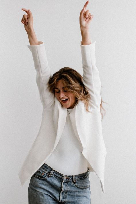 Photo of a woman in a white blazer and blue jeans smiling with her hands over her head. Personal Brand Photoshoot, Brand Photography Inspiration, Business Photoshoot, Branding Photoshoot Inspiration, Brand Photoshoot, Photoshoot Studio, Personal Branding Photoshoot, Brand Photographer, Business Portrait