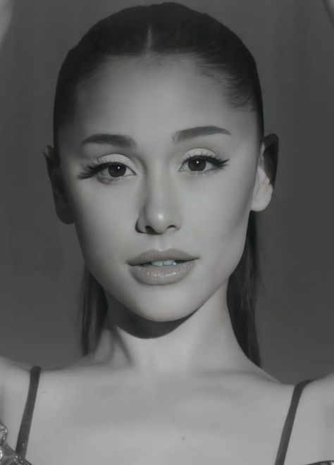 Ariana Grande Drawings, R E M Beauty, Ariana Grande Photoshoot, Ariana Grande Photos, Ariana Grande Pictures, Ariana G, M Beauty, Dangerous Woman, Agra