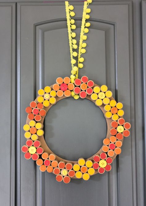 How to make a wine cork flower wreath Cork Diy Projects, Cork Crafts Christmas, Wine Cork Wreath, Wine Cork Diy Crafts, Cork Wreath, Wine Cork Projects, Cork Crafts Diy, Wine Cork Ornaments, Wine Cork Diy