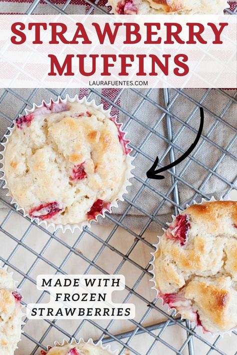 Enjoy a crumbly and delicious strawberry muffin with this easy recipe made with frozen strawberries! Strawberry Muffins Easy, Homemade Strawberry Muffins, Frozen Strawberry Desserts, Strawberry Muffins Healthy, Frozen Strawberry Recipes, Strawberry Muffin, Strawberry Recipes Easy, Healthy Cream Cheese, Strawberry Muffin Recipes