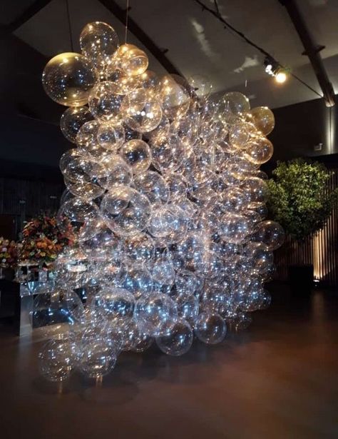 Iridescent Party Backdrop, Yule Ball Themed Prom, Amazing Party Ideas, Clear Balloon Backdrop, Party Decor Set Up, Old Hollywood Glamour Wedding Reception, 2023 Balloon Trends, New Year’s Eve Wedding Decor, Luxury Balloon Decor