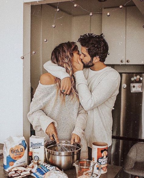 couple baking in the kitchen Wedding Fotos, Love Magazine, Couple Picture Poses, Foto Poses, Boyfriend Goals, The Perfect Guy, Shooting Photo, Photo Couple, Cute Relationship Goals