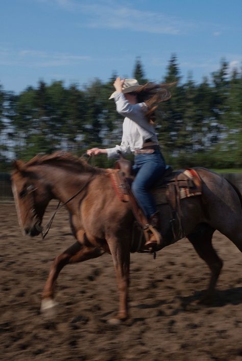 Cowgirl Aesthetic Horse, Cowgirl Horse Aesthetic, Horseback Pictures, Cowboy Werewolf, Western Riding Aesthetic, Western Horse Riding Aesthetic, Western Cowgirl Aesthetic, Cowgirl Riding Horse, Cowgirl Core