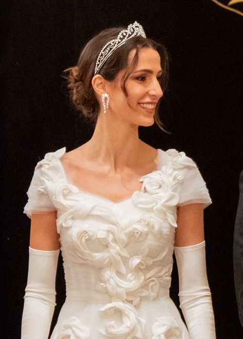 Royal Gloves, Princess Rajwa, Modern Wedding Gown, Royal Portraits, Pearl Bridal Headband, Princess Victoria Of Sweden, Royal Tiaras, Queen Rania, Cat Phone