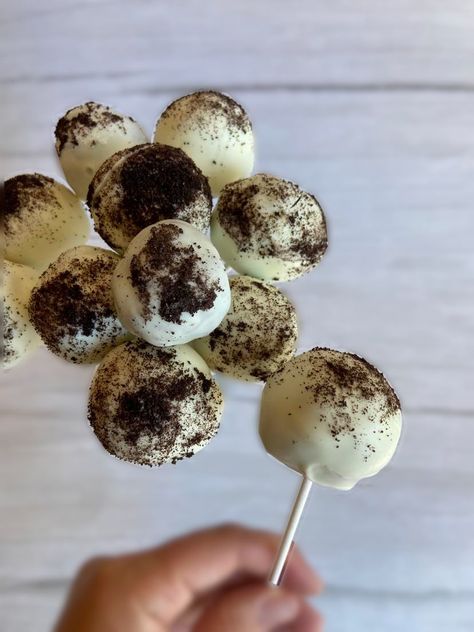 Starbucks Cookies And Cream Cake Pop, Cookies And Cream Cake Pops, Oreo Starbucks, Peppermint Brownie Cake Pops, Oreo Cake Pops Recipe, Soft Chocolate Cake, Copycat Cookies, Starbucks Cookies, Starbucks Cake Pops