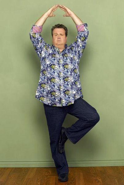 Eric Stonestreet as Cameron Tucker Cam Modern Family, Modern Family Season 1, Cameron Tucker, Modern Family Memes, Eric Stonestreet, Rico Rodriguez, Family Meme, Funny Poses, Family Funny