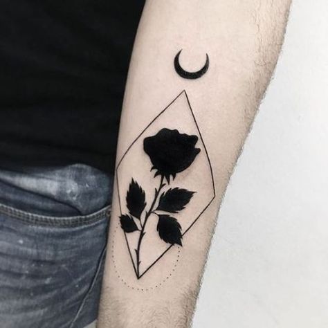 Rosa negra iluminada por la luna - Tatuajes para Mujeres Black Rose Tattoo, Circle Tattoos, Black Rose Tattoos, Stylist Tattoos, Dream Tattoos, Cover Up Tattoos, Simplistic Tattoos, Rose Tattoos, Tattoo Stencils