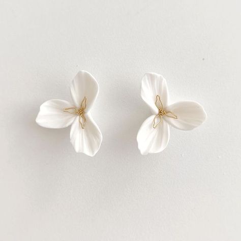 Ceramic Flower Earrings, White Flower Earrings, Handmade Ceramic Jewelry, Polymer Flowers, Sculptural Jewelry, Bling Earrings, New Earrings, Jewelry Accessories Ideas, Ceramic Earring