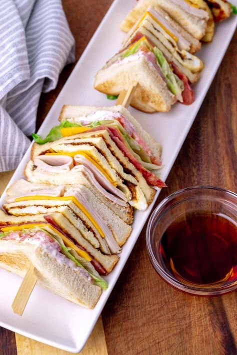 Diner Deluxe Clubhouse Sandwich - Whipped It Up Clubhouse Sandwich Recipe, Sandwich Plating Ideas, Clubhouse Sandwich, Club Sandwich Recipes, Plating Ideas, Cold Sandwiches, Gourmet Sandwiches, Sandwich Ingredients, Club Sandwich