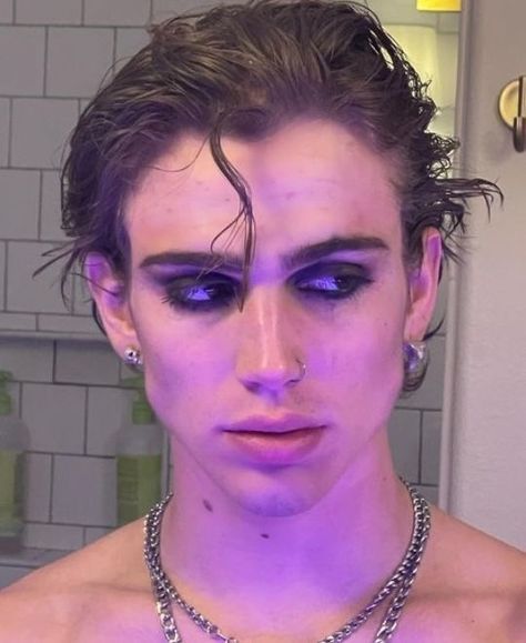 Make Up Yeux, Outfit Rosa, Vampire Makeup, Hacker Aesthetic, Vinnie Hacker, Male Makeup, Goth Makeup, Clipuri Video, Makeup Inspo