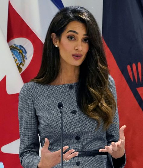 Amal Clooney United Nations, Amal Clooney Suit, Politician Women Outfits, Bussines Women Outfit, United Nations Outfit, Amal Clooney Style Work, Elegant Woman Outfit, Model United Nations Outfit, Female Fashion Outfits