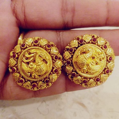 Small Earrings Gold, Small Earrings, Gold Jewelry Fashion, Earrings Gold, Class Ring, Gold Earrings, Gold Jewelry, Bangles, Fashion Jewelry