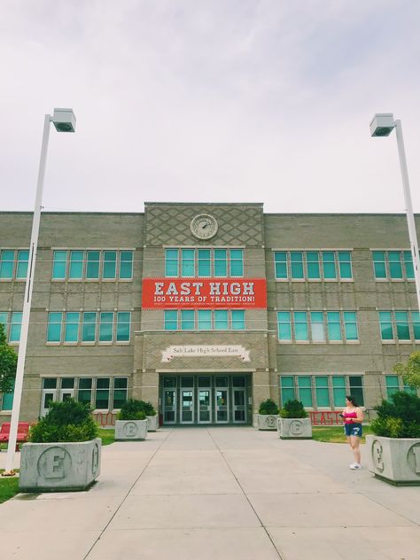 Usa School, New York High School Aesthetic, High School Outcast Aesthetic, America High School, Usa High School Aesthetic, American Highschool Exterior, Salt Lake City Aesthetic, Suburban High School, American High School Building