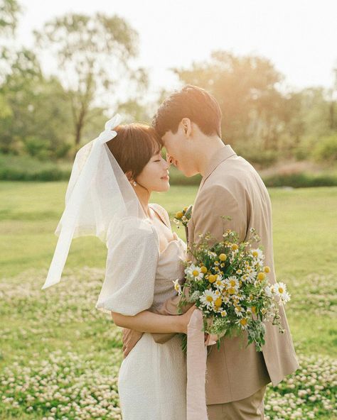 Prenup Bouquet, Picnic Prewedding, Prewed Korea, Pre Wedding Photoshoot Theme, Bad Girl Style, Wedding Dresses Videos, Bridal Sari, Korean Wedding Photography, Korean Wedding