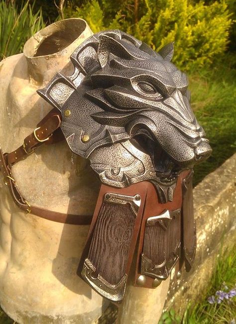 Lion Shoulder Pad Armadura Cosplay, Armor Cosplay, Costume Armour, Armor Clothing, Cosplay Armor, Charcoal Drawings, Leather Armor, Gothic Steampunk, Arm Armor