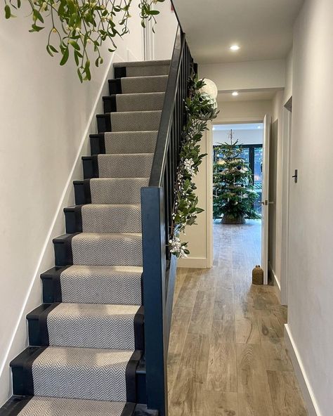 Smells Of Christmas, Stairs And Hallway Ideas, Entrance Hall Decor, Staircase Interior Design, Stairs Renovation, Stairs Design Interior, House Staircase, Narrow Hallway Decorating, Home Hall Design