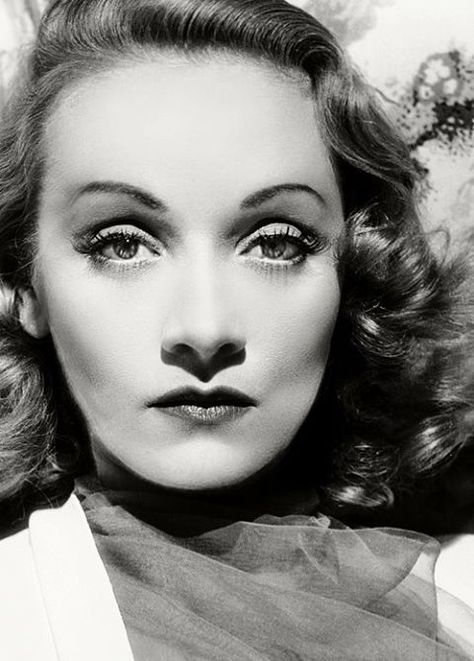 Marlene Dietrich preferred butterfly lighting. Today we still refer to butterfly lighting as Dietrich, or Paramount Lighting Portrait Photography Lighting, Butterfly Lighting, Septième Art, Portrait Lighting, Elsa Schiaparelli, Marlene Dietrich, Star System, Hollywood Glam, Steve Mcqueen