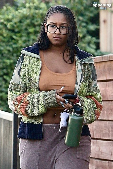 Sasha Obama Reveals Her Midriff Visiting a Friend (52 Photos) Check more at https://enter.dairysia.com/sasha-obama-reveals-her-midriff-visiting-a-friend-52-photos/ Sasha Obama Style, Barak And Michelle Obama, Malia And Sasha, Sasha Obama, Malia Obama, Button Piercing, Earthy Outfits, Famous Black, Weather Wear