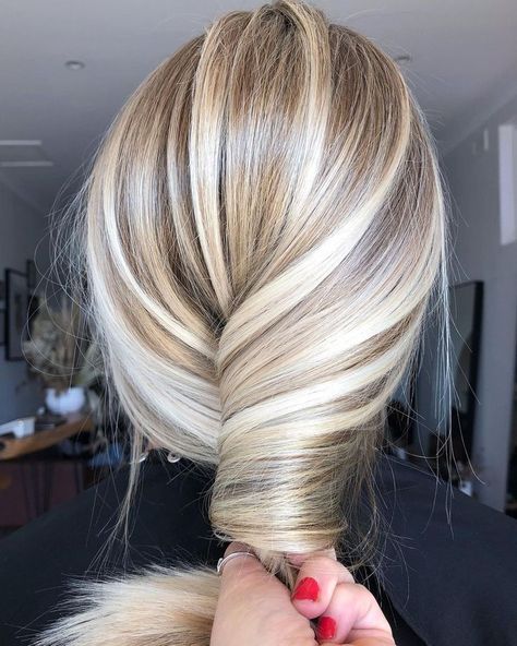 Blond Hairstyles, Ice Blonde Hair, Blonde Hair Colors, Beautiful Blonde Hair, Ice Blonde, Dark Roots Blonde Hair, Blonde Hair Shades, Low Lights Hair, Balayage Hair Blonde