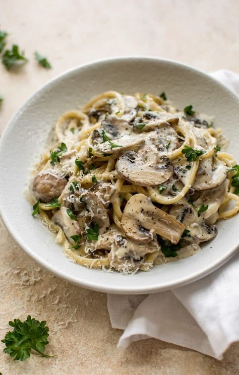 This perfectly creamy white wine mushroom pasta dish makes the most delicious vegetarian dinner! It's simple to make and ready in half an hour. Mushroom Pasta Sauce, Mushroom Recipes Pasta, Creamy Mushroom Pasta, Mushroom Pasta, Creamy Mushrooms, Idee Pasto Sano, Vegetarian Dinner, Delicious Vegetarian, Pasta Recipe