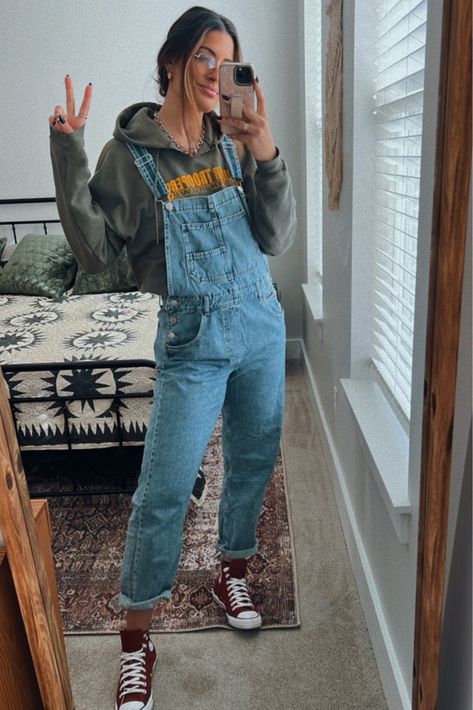 Womans Overalls Outfits, Blue Jean Overalls Outfits Winter, Overall Women Outfits, Womens Overalls Outfits Winter, Fall Denim Overall Outfits, Blue Denim Overalls Outfit, Outfits With Jean Overalls, Overalls With Sweatshirt, Light Overalls Outfit