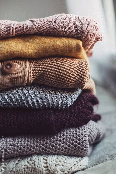 Warm winter sweaters piled up. Warm Sweaters, Autumn Cozy, Comfy Fashion, Winter Aesthetic, Autumn Aesthetic, Look Vintage, Fashion Items, Winter Sweaters, Cozy Fall